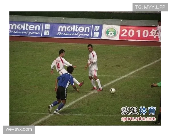 中圈开球规则：球何时算在比赛中及对手位置要求